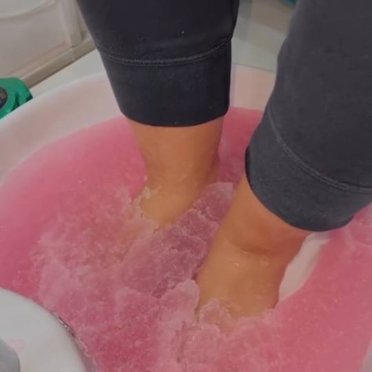2hot beauty centar #novisad Estetski pedikir Lux Jelly spa + estetski pedikir + gel 🔸Jelly spa je