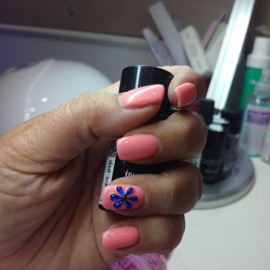 BODY. FACE & NAILS #beograd Gel lak Cirkoni I ukrasavanje do 4nokta ulazi u cenu usluge Gel lak IBD 