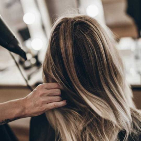 Bibi beauty centar #beograd Feniranje i stilizovanje Feniranje na ravno / lokne - sve dužine kose +
