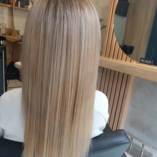 Travijata Donna #novisad Pramenovi Površinski pramenovi + preliv - duga kosa