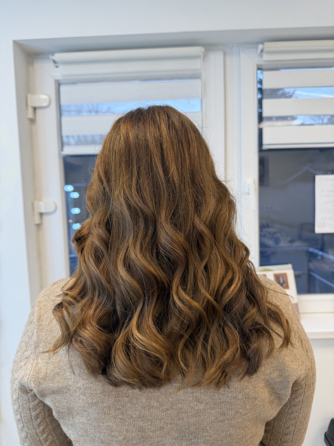 Feniranje na talase - kosa srednje dužine - Mo-star-s 5, Beograd Feniranje i stilizovanje Frizerski saloni Feniranje i stilizovanje, Beograd, Voždovac