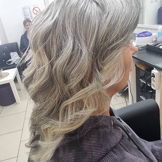 Studio Slavica - Cale #krusevac Feniranje i stilizovanje Feniranje na talase - kosa srednje dužine 