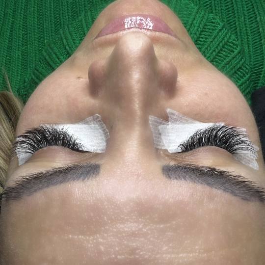 Nini beauty studio #beograd Trepavice Korekcija nadogradnje trepavica mix metoda - do 2 nedelje