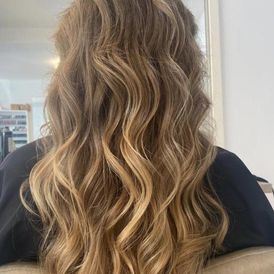 Allure Beauty Studio #beograd Uvijanje, lokne i talasi Uvijanje kose kupom - ekstra duga kosa