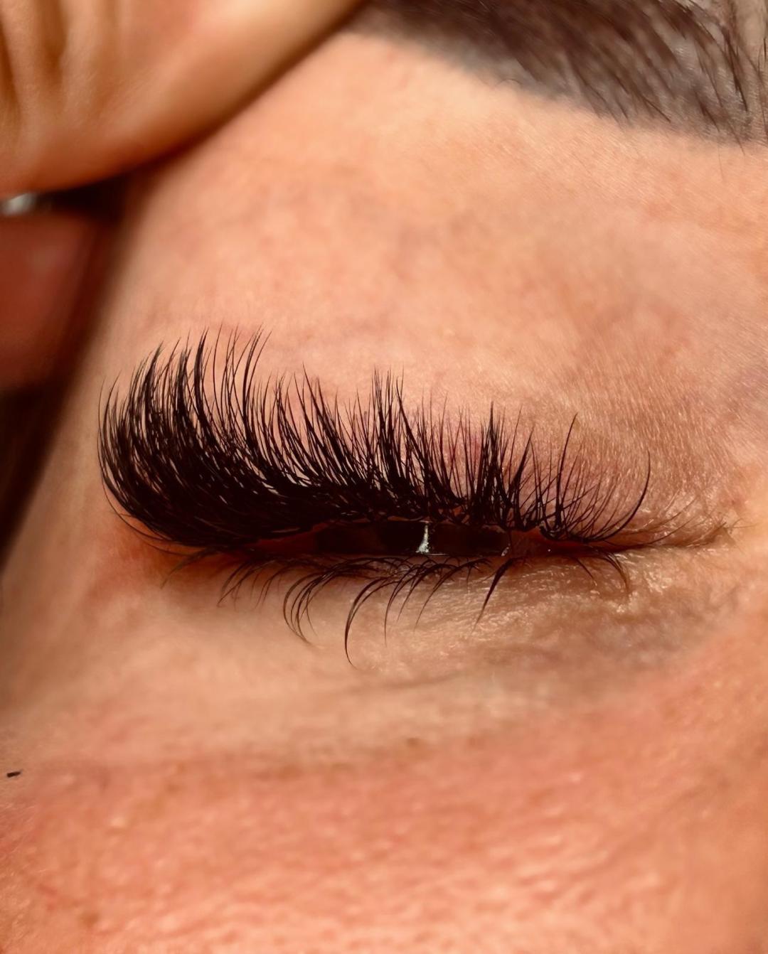Latina beauty studio #beograd Nadogradnja trepavica Nadogradnja svilenih trepavica 4D / 5D
