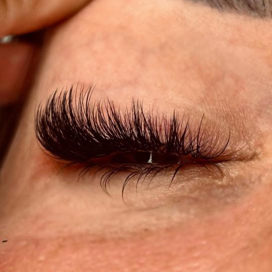 Latina beauty studio #beograd Nadogradnja trepavica Nadogradnja svilenih trepavica 4D / 5D Nadogradn