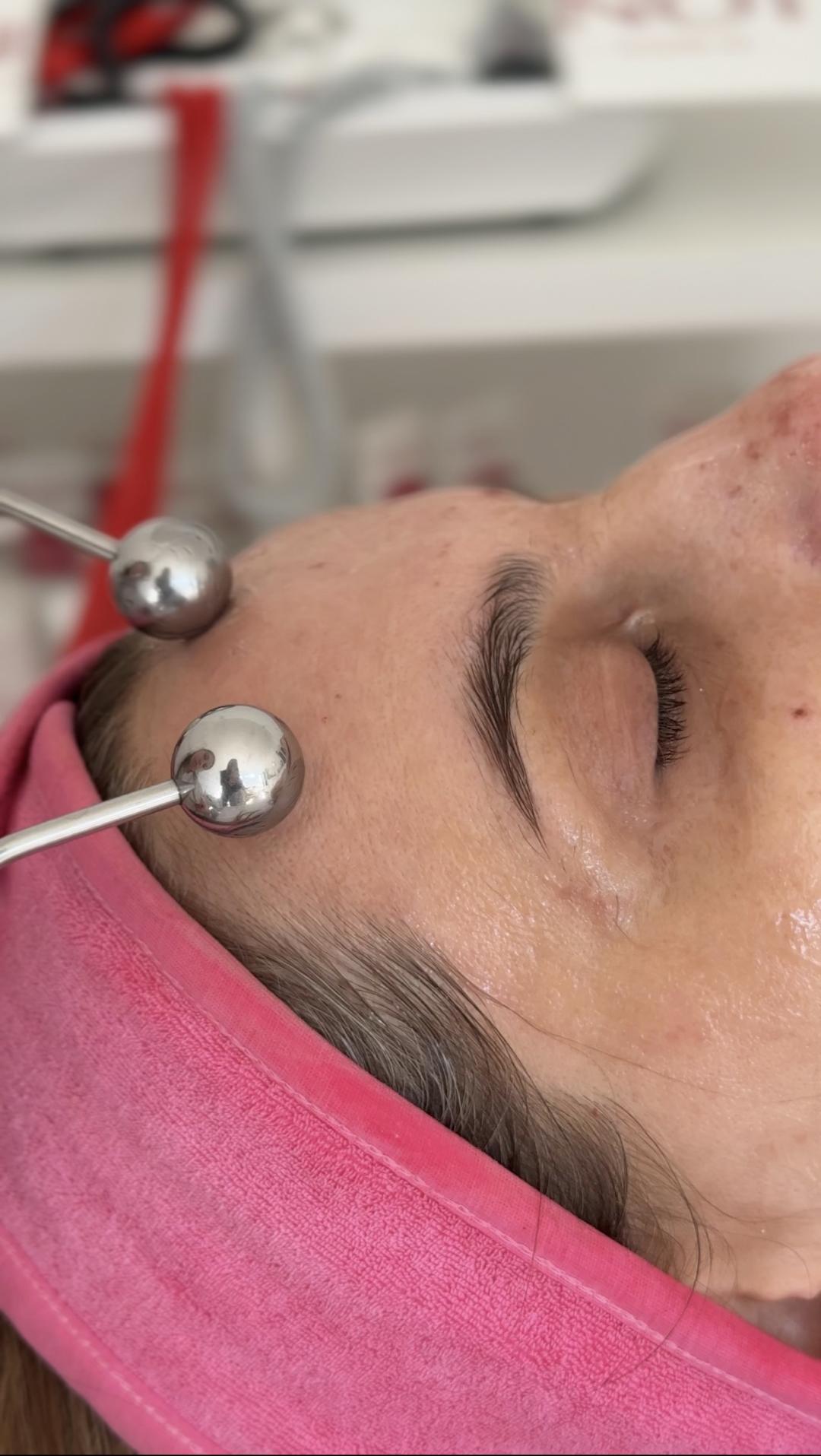 Hydra lift - aparaturni lifting lica stimulacijom mišića - Lola esthetic center, Beograd Tretman lica Lice Tretman lica, Beograd, Novi Beograd blokovi, Belville, Savski kej