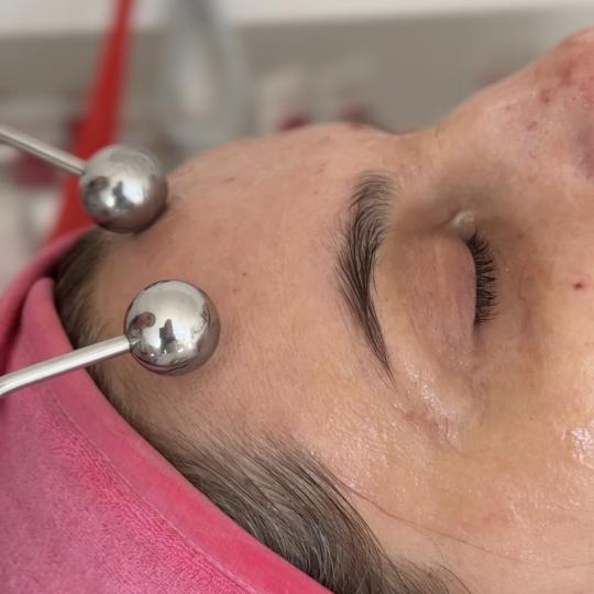 Lola esthetic center #beograd Tretman lica Hydra lift - aparaturni lifting lica stimulacijom mišić