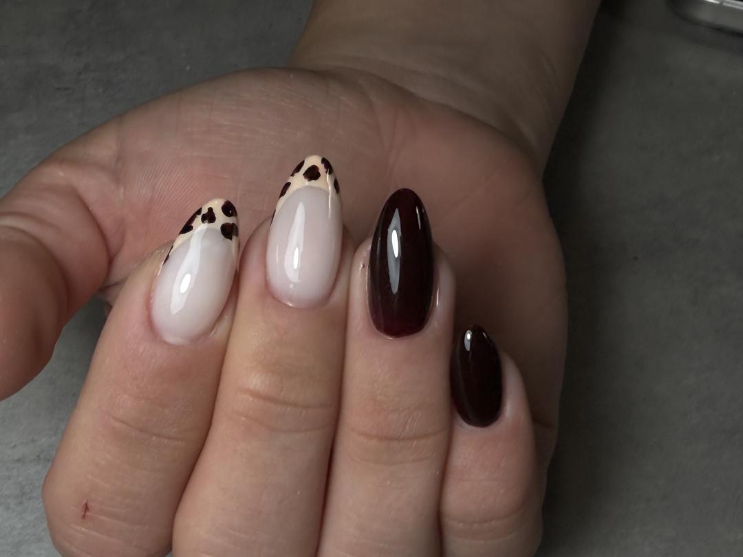 Korekcija izlivanja noktiju - L dužina - Elle beauty center, Novi Sad Izlivanje noktiju Nokti Izlivanje noktiju, Novi Sad, Grbavica, Liman, Adamićevo