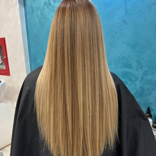 Dream Hair Studio #beograd Farbanje kose Farbanje izrastka + feniranje - duga kosa