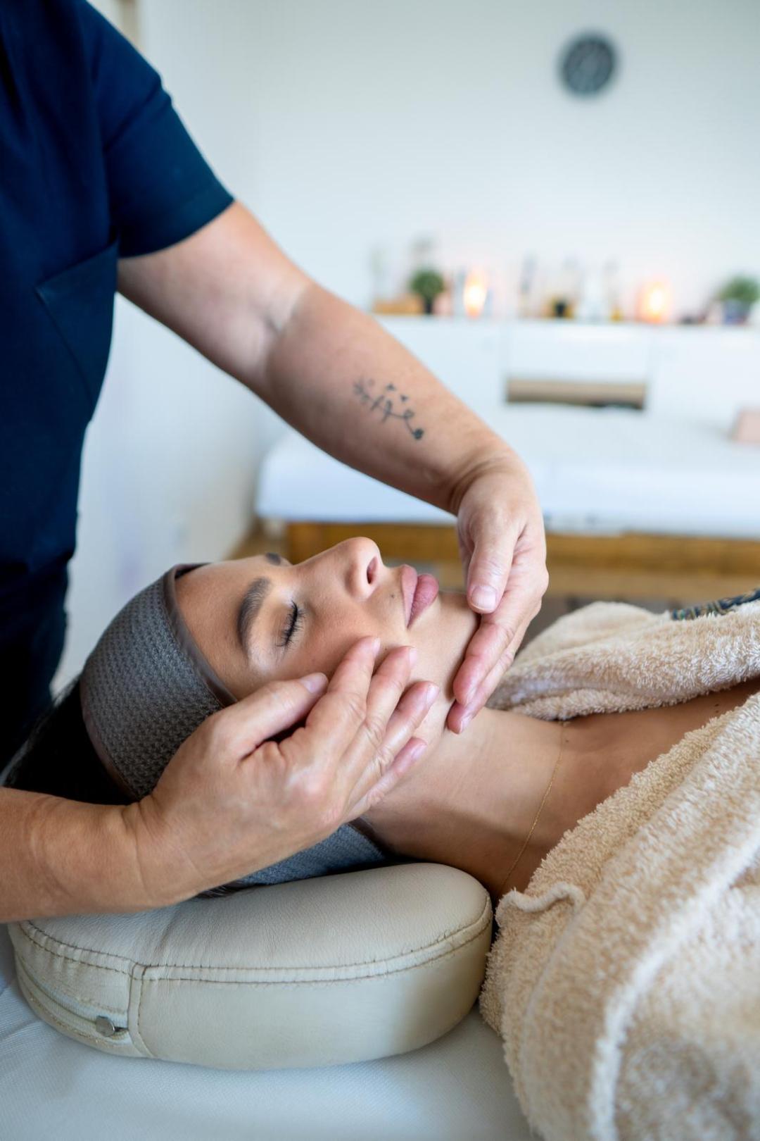 Masaža lica + glave - Bergamo 5, Beograd Masaža lica Lice Masaža lica, Beograd, Novi Beograd Arena