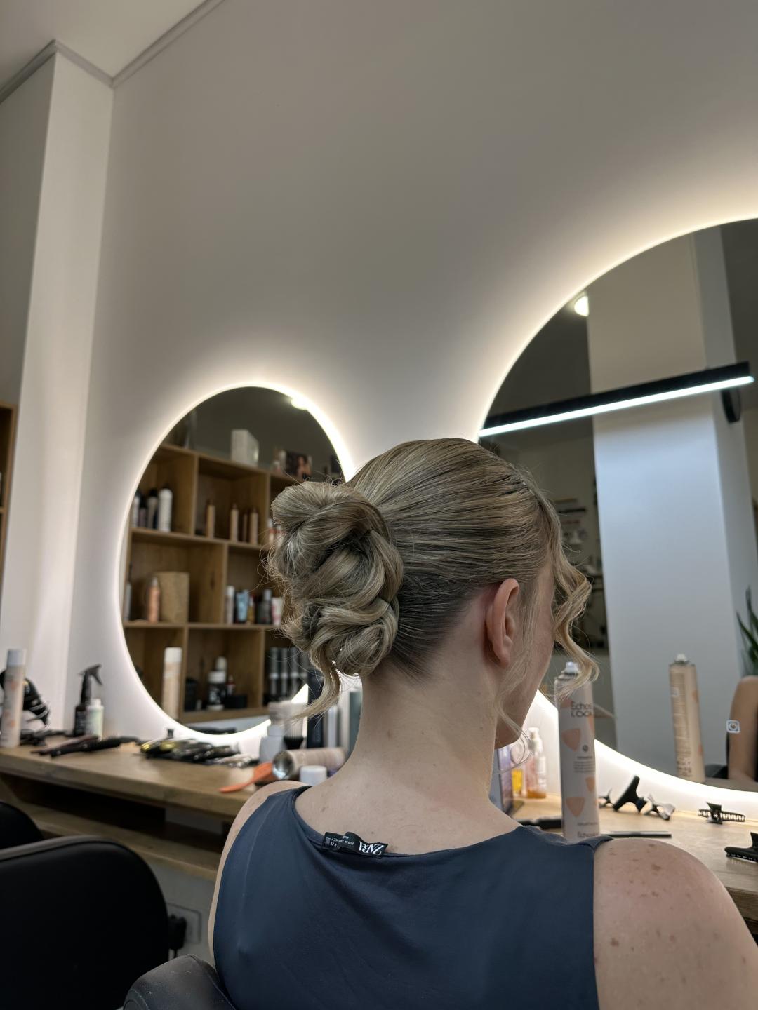 Svečana frizura - kosa srednje dužine - Studio Eleven Ladies&Gentlemen, Beograd Svečane i frizure za svadbu Frizerski saloni Svečane i frizure za svadbu, Beograd, Zvezdara