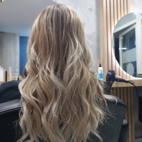 Travijata Donna #novisad Farbanje kose Balayage ili Farbanje izrastka + pramenovi blanšom + preliv 