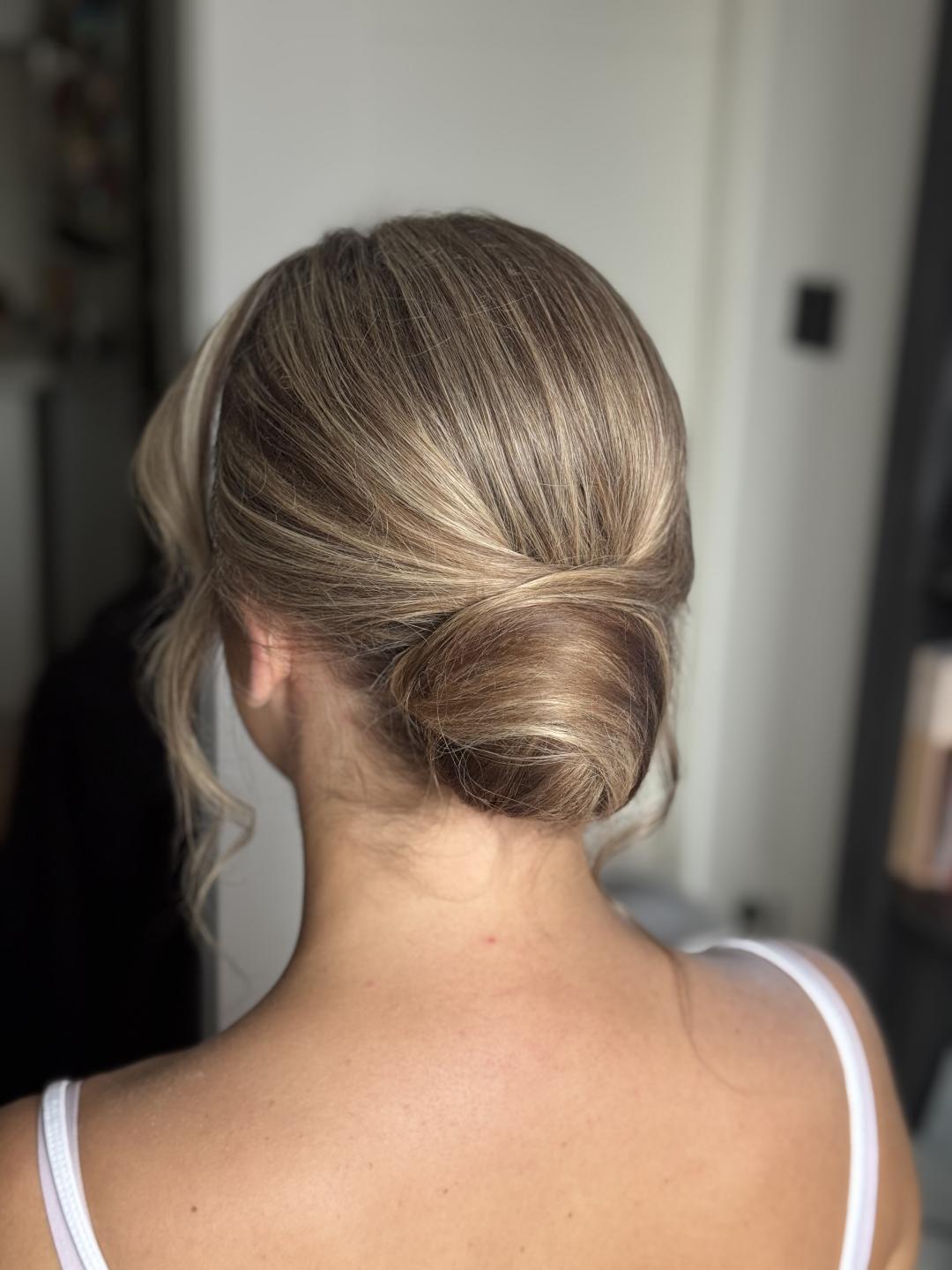 Pravljenje punđe - Studio Kristina Jovanović, Beograd Pletenice, kike, punđe Frizerski saloni Pletenice, kike, punđe, Beograd, Zvezdara