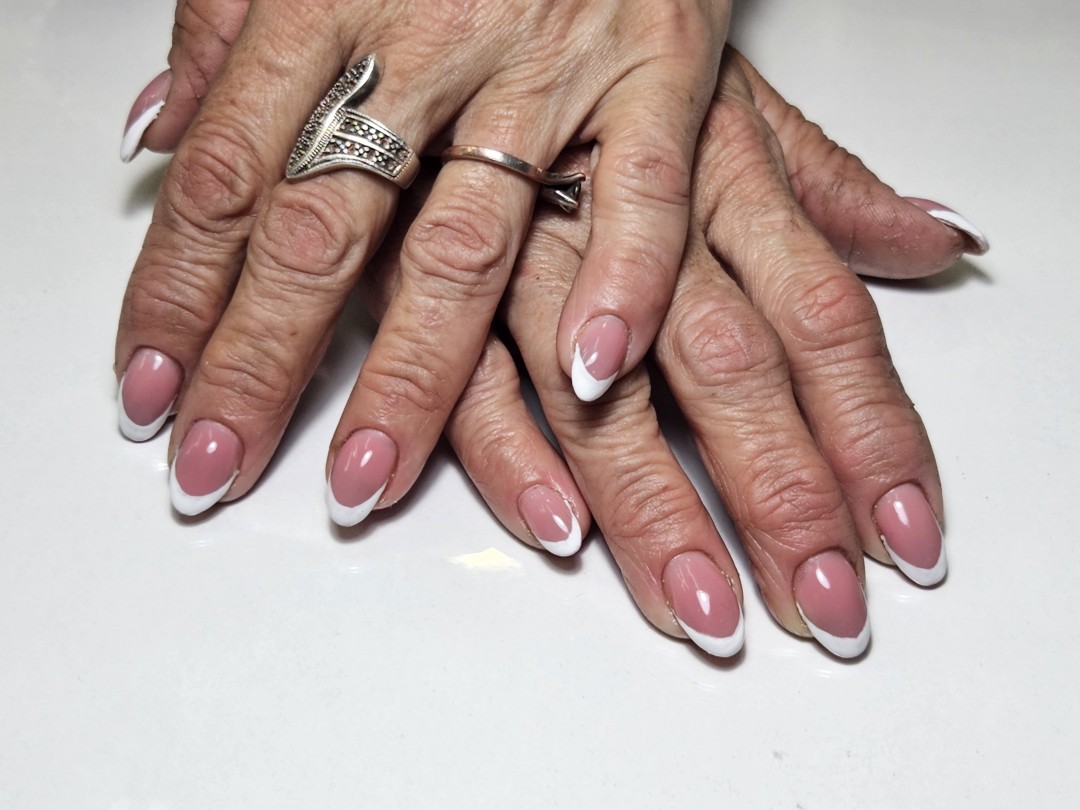 Beauty salon XL Lady #beograd Izlivanje noktiju Izlivanje noktiju gelom + boja/ french - M dužina