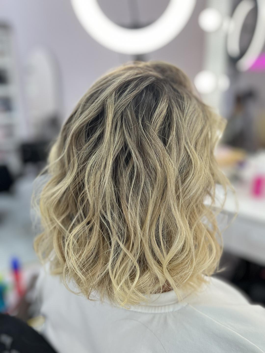 Uvijanje kose na lokne figarom/presom - kratka kosa - Pudra beauty, Beograd Feniranje i stilizovanje Frizerski saloni Feniranje i stilizovanje, Beograd, Centar, Stari grad, Dorćol