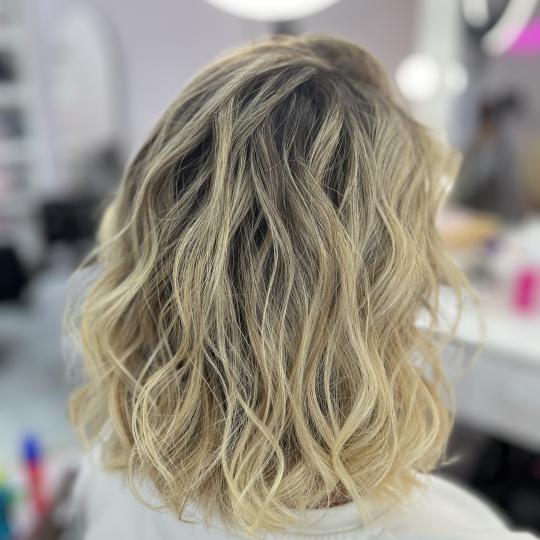 Pudra beauty #beograd Feniranje i stilizovanje Uvijanje kose na lokne figarom/presom - kratka kosa