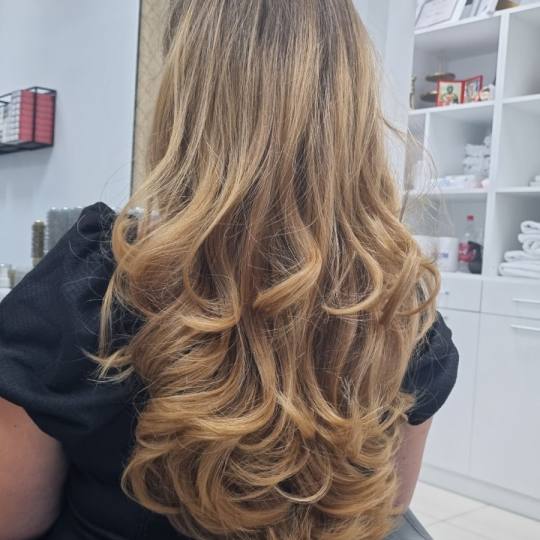 GM Beauty studio #beograd Uvijanje, lokne i talasi Feniranje na lokne / talase - ekstra duga kosa