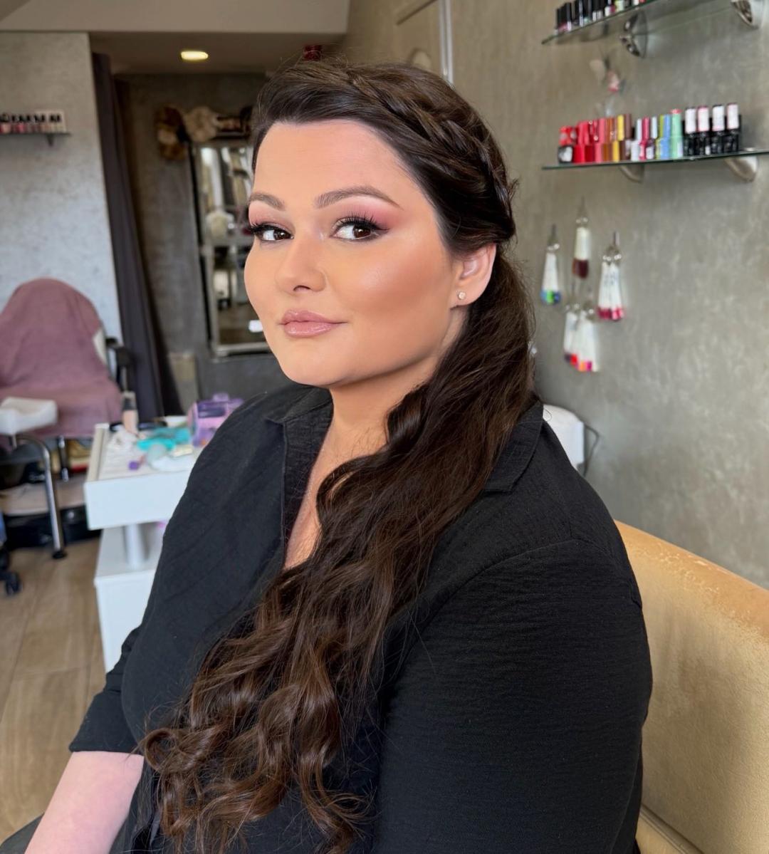 Profesionalno šminkanje + veštačke trepavice + svečana frizura - Bibi beauty centar, Beograd Make-up / šminkanje Lice Make-up / šminkanje, Beograd, Banovo brdo