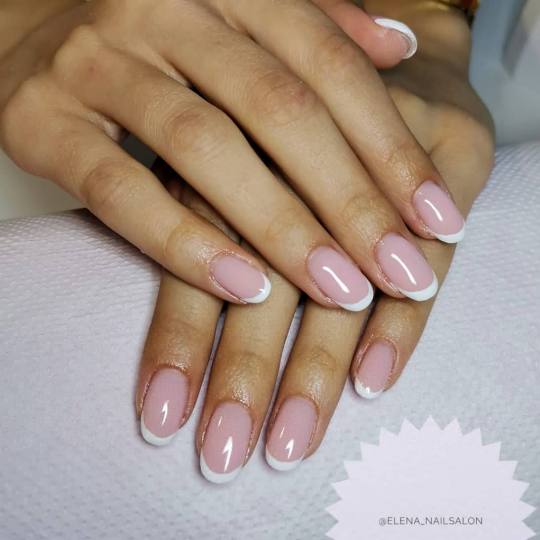 Elena Nails #beograd Gel lak Ovalni frenč koji najbolje izgleda na dugoj nokatnoj ploči. Trajni la
