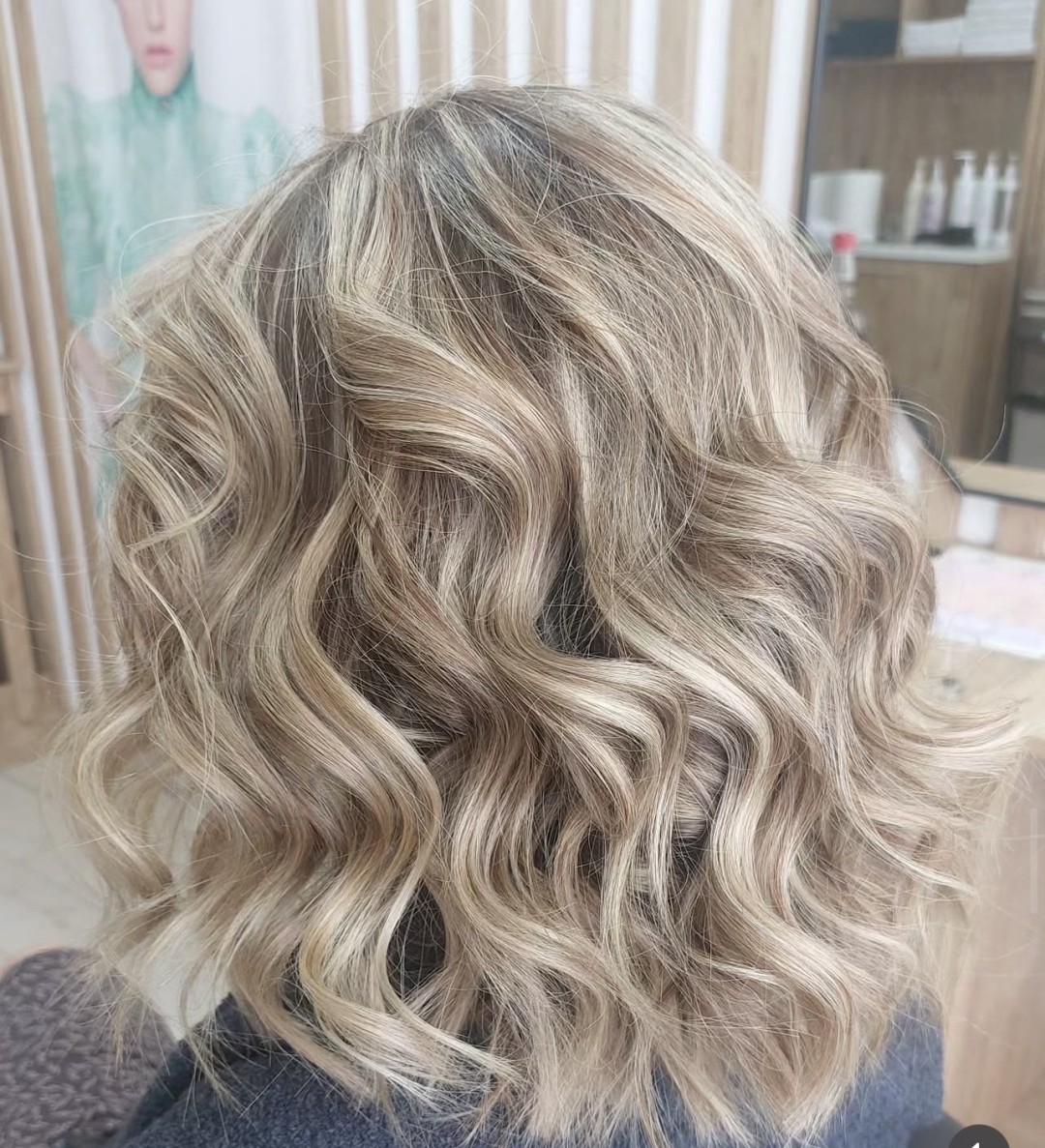 Jelena Marinković #beograd Žensko šišanje Žensko šišanje + feniranje na ravno / lokne - kosa srednje dužine