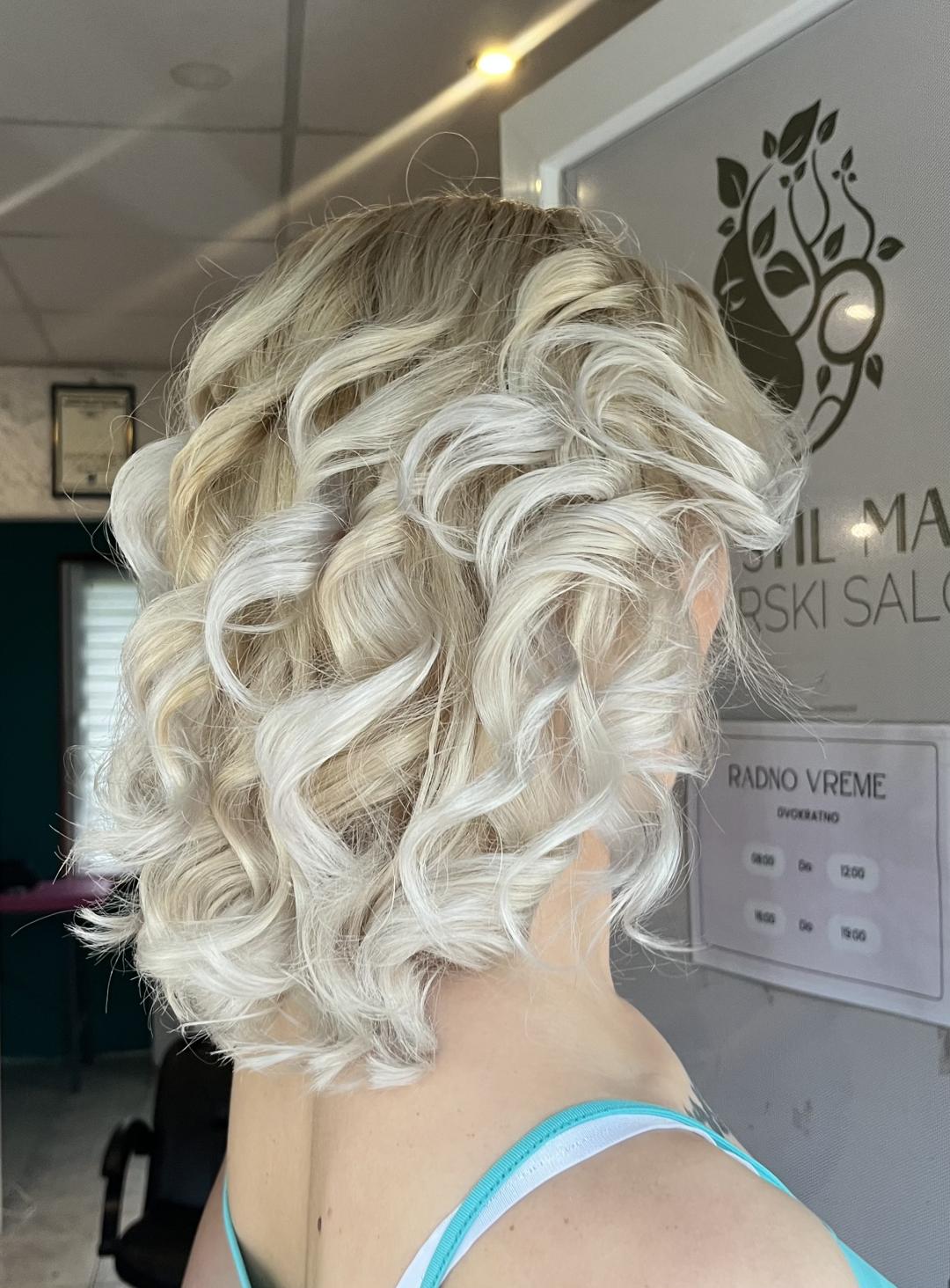 Super stil Marija #zrenjanin Uvijanje, lokne i talasi Afro / mokre lokne - kosa srednje dužine