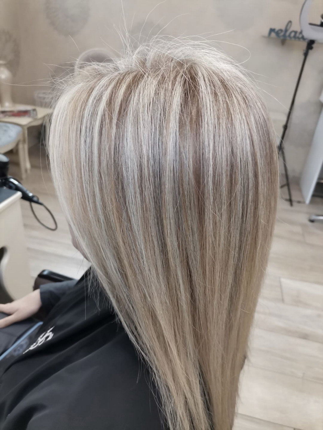 Bibi beauty centar #beograd Pramenovi Pramenovi na foliju u 1 / 2 boje / blanšem + preliv - kosa srednje dužine