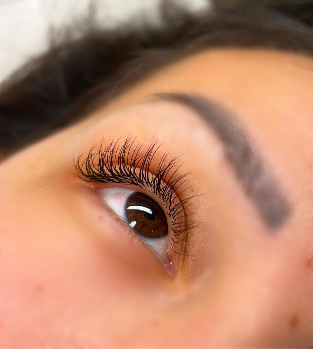 Latina beauty studio #beograd Nadogradnja trepavica Nadogradnja svilenih trepavica - 1 na 1