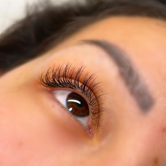 Latina beauty studio #beograd Nadogradnja trepavica Nadogradnja svilenih trepavica - 1 na 1 Nadograd