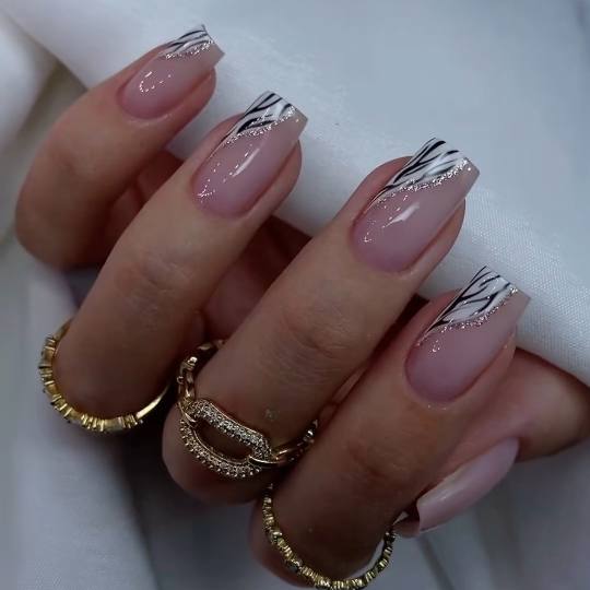 Esthetique Privé #beograd Lakiranje noktiju Nail art /cirkoni po noktu