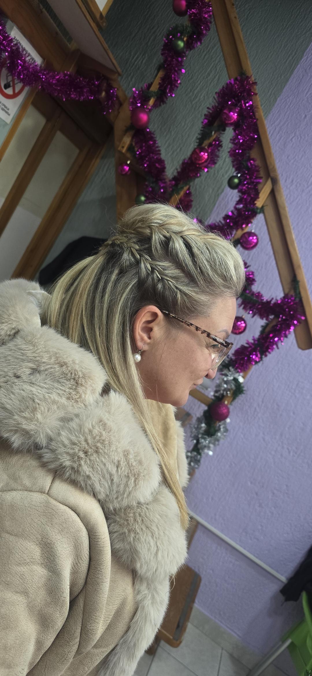 Lilla #novisad Svečane i frizure za svadbu Svečana frizura - kosa srednje dužine