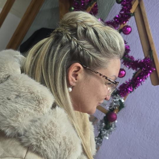 Lilla #novisad Svečane i frizure za svadbu Svečana frizura - kosa srednje dužine