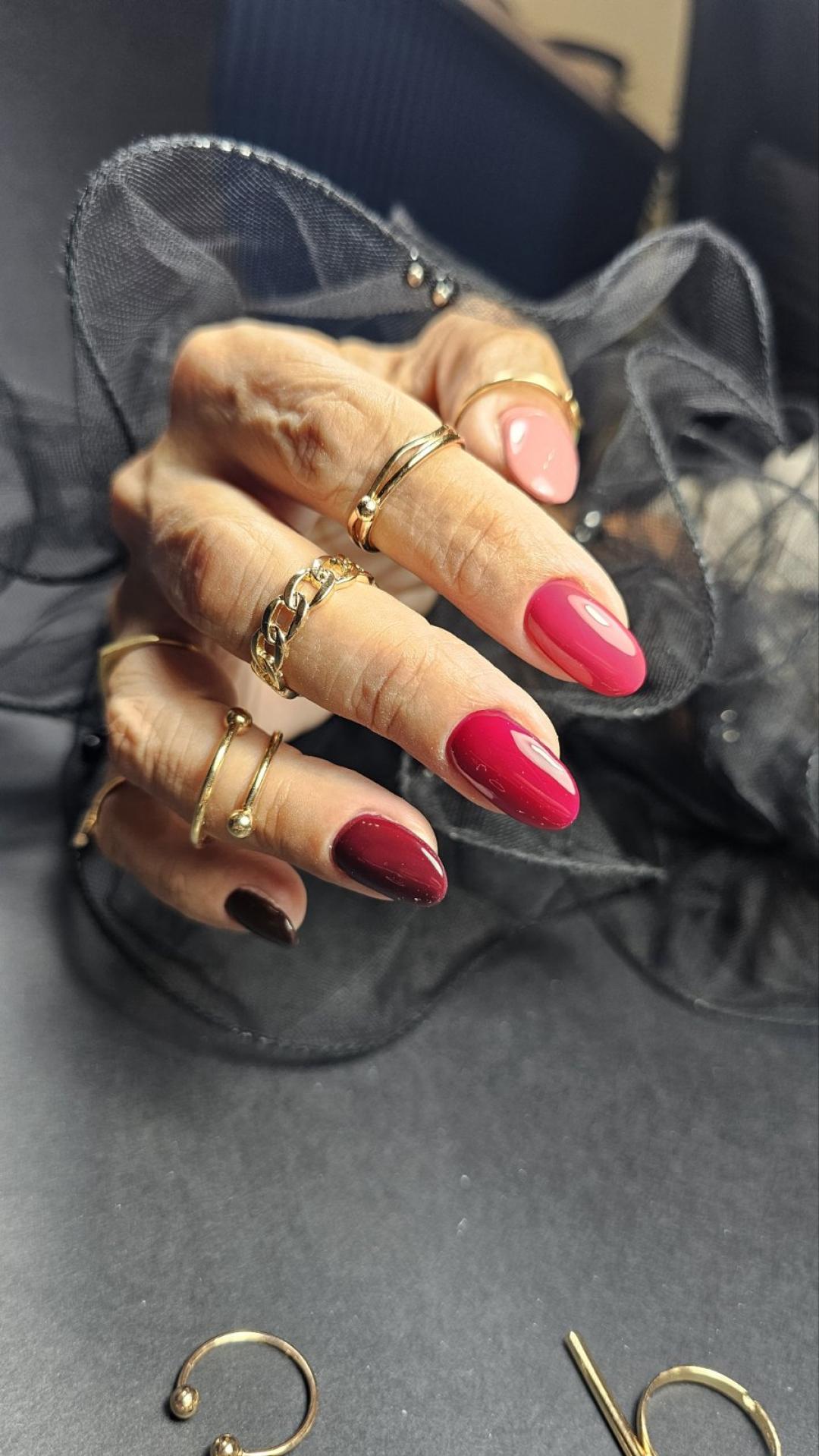 Korekcija noktiju gelom - M dužina - Dina Nail Academy, Novi Sad Izlivanje noktiju Nokti Izlivanje noktiju, Novi Sad, Telep, Adice, Bistrica