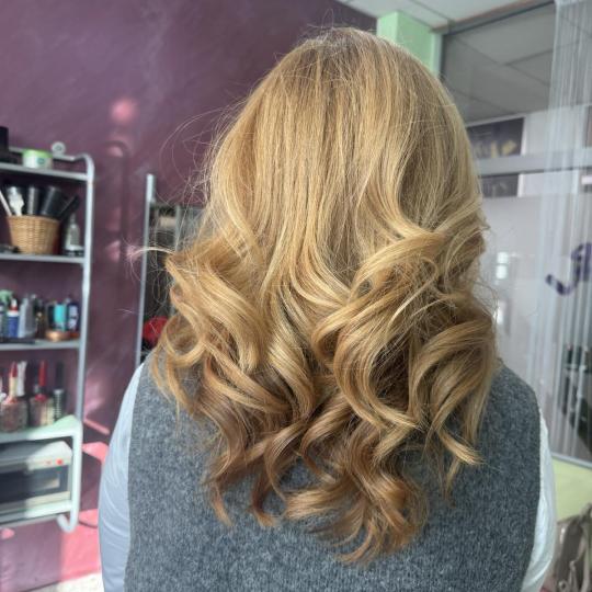 Studio M&J #beograd Feniranje i stilizovanje Feniranje na lokne - duga kosa Feniranje