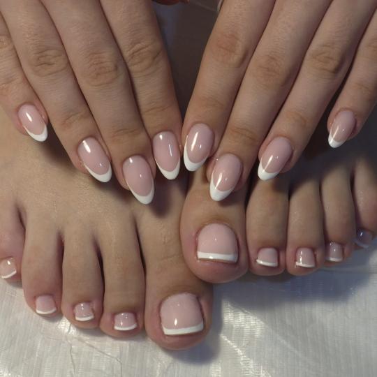Krispy tattoo & nails #beograd Manikir Manikir + pedikir + gel lak Ova usluga se odnosi na stavljanj