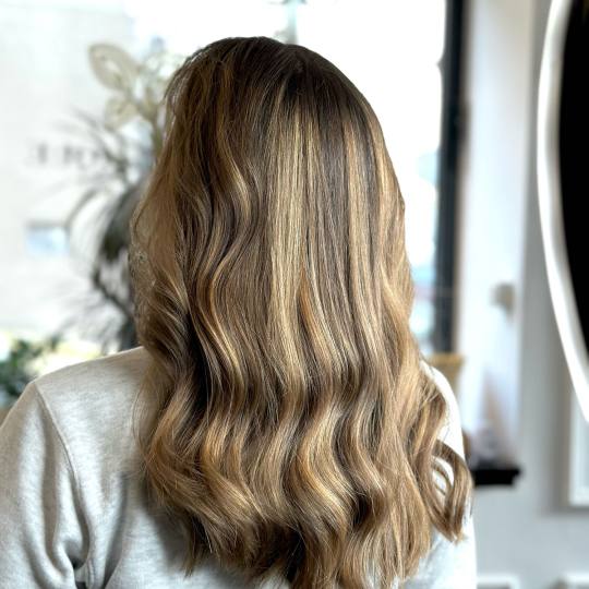 Esthetique Privé #beograd Pramenovi GOLDWELL Površinski pramenovi + preliv + feniranje- kosa sredn