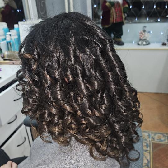 Mia bella beauty #novisad Uvijanje, lokne i talasi Lokne na presu - duga kosa Po zelji klijenta sitn