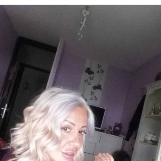 Jovana + #beograd Blajhanje kose Blajhanje cele dužine + preliv - kosa srednje dužine