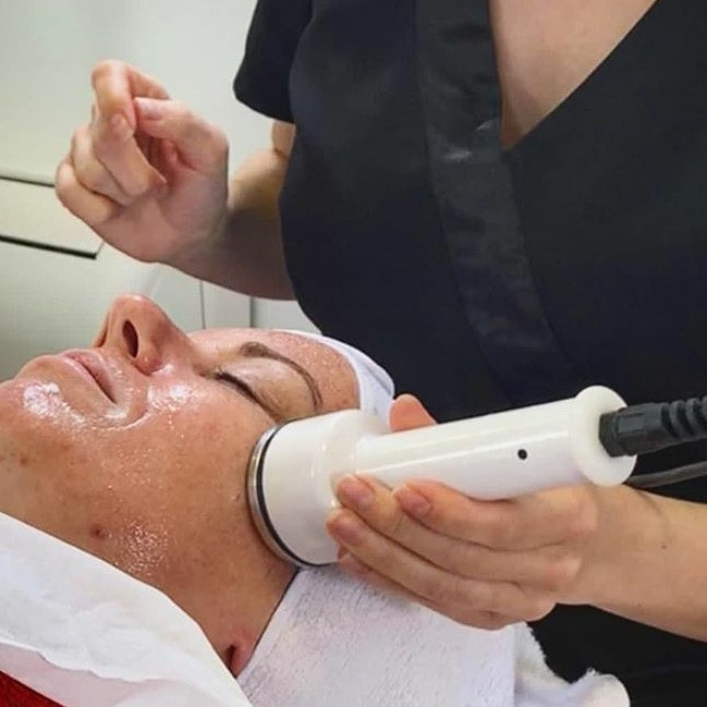 Salon Klinik #beograd Tretman lica Mezoterapija bez igle sa led terapijskim svetlom