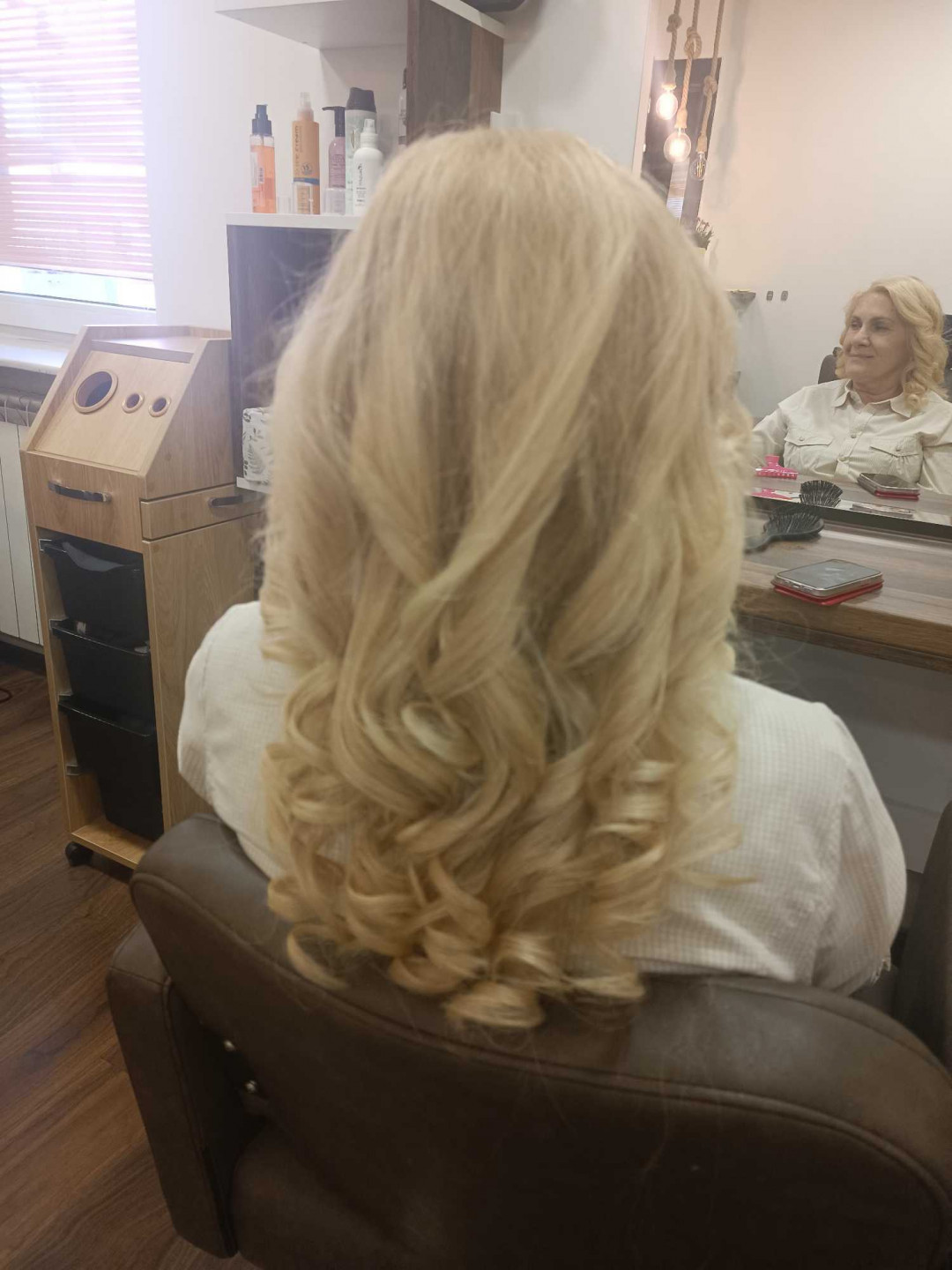 Lokne na četku / presu / figaro - dodatak uz feniranje - Studio lepote Krin, Beograd Feniranje i stilizovanje Frizerski saloni Feniranje i stilizovanje, Beograd, Palilula centralni deo