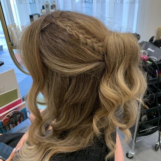 Beauty Industry Women1 #beograd Svečane i frizure za svadbu Svečana frizura - ekstra duga kosa