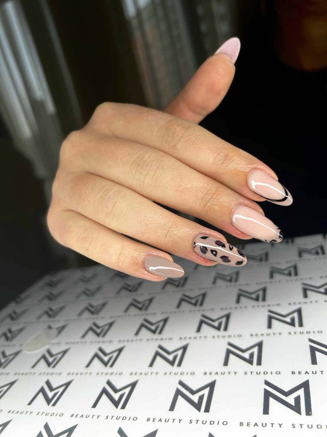 MN Beauty studio #beograd Izlivanje noktiju Korekcija noktiju / ojačavanje noktiju / rubber baza