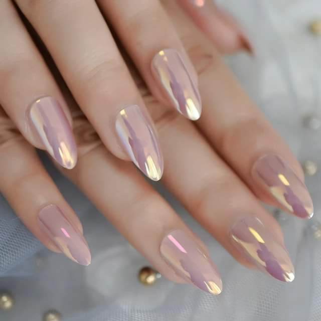 Beauty Queen Deluxe #beograd Izlivanje noktiju Izlivanje noktiju gelom + holo hrom