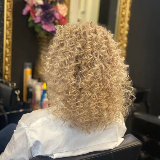 Baroque #beograd Uvijanje, lokne i talasi Afro lokne - kosa srednje dužine