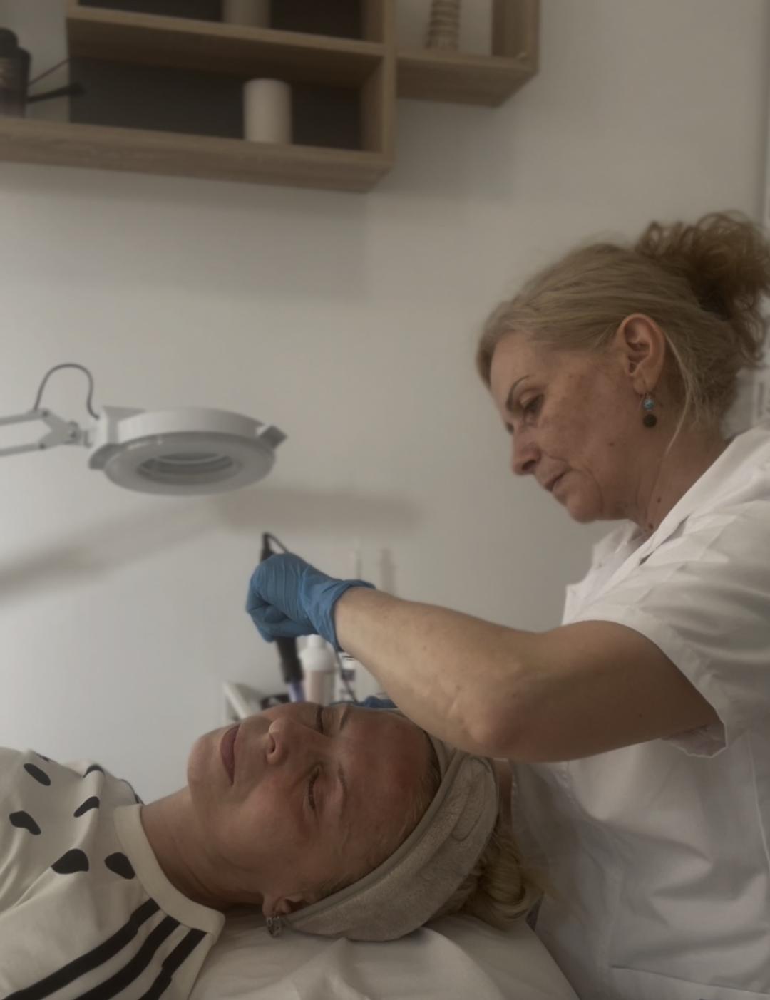 Dermapen tretman lica + egzozomi - Sandra estetik studio, Beograd Dermaroler i dermapen Lice Dermaroler i dermapen, Beograd, Banovo brdo