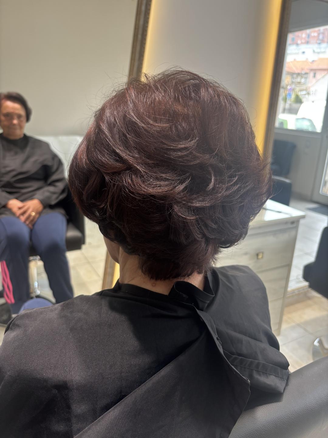 Farbanje izrastka, šišanje i feniranje-svih dužina - Atelier Kat, Beograd Estetski pedikir Nokti Estetski pedikir, Beograd, Mirijevo