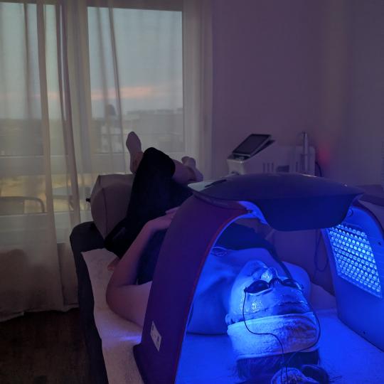 Brow & Glow #novisad Tretman lica Led svetlosna terapija BENEFITI LED SVETLOSNE TERAPIJE
•  Podr�
