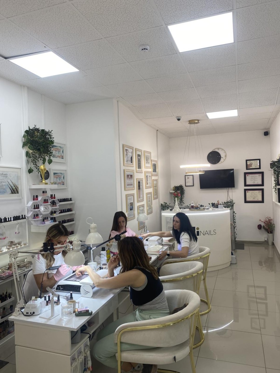 Di Nails Academy #beograd Ojačavanje noktiju Korekcija gela/gel laka srednji/duži + french