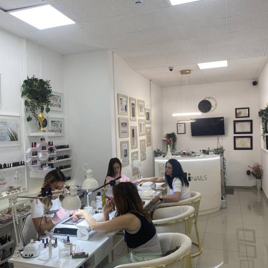 Di Nails Academy #beograd Ojačavanje noktiju Korekcija gela/gel laka srednji/duži + french