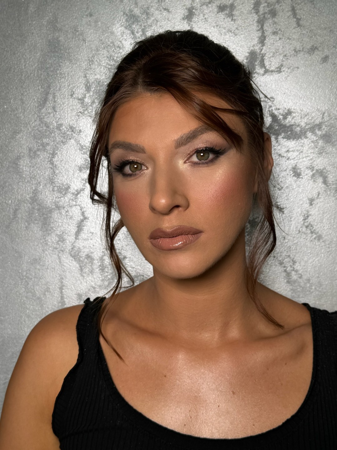 M Studio 0303 - Vojvode Bojovića #novisad Make-up / šminkanje Profesionalno šminkanje + svečana frizura (podrazumeva dolazak sa čistom kosom )